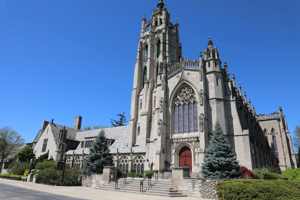 A picture outside of a large church building.